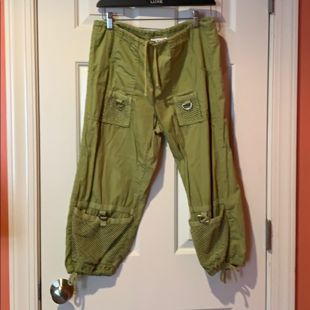 Like new cargo capris size xs